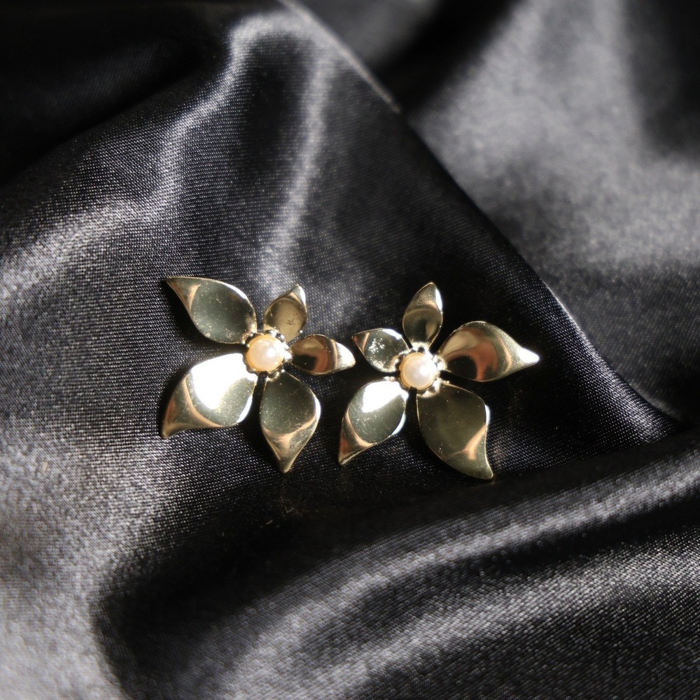 Gold Stainless Steel Flower Stud Earrings with Pearl Center JW032